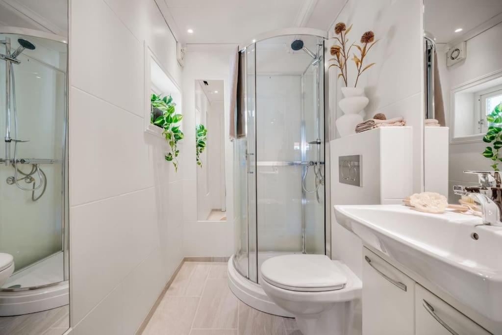 Central Apartment With Balcony, Self-Check In & Private Entrance Bergen Exterior foto